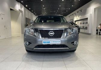 Подержанный автомобиль Nissan Pathfinder 2016 года (2 фото)