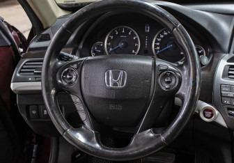 Подержанный автомобиль Honda Crosstour 2012 года (17 фото)