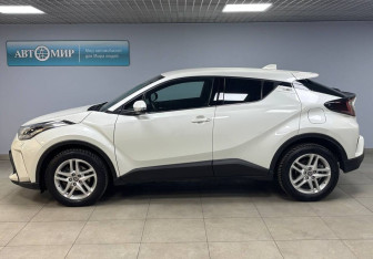 Подержанный автомобиль Toyota C-HR 2021 года (8 фото)