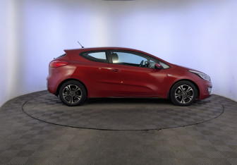 Подержанный автомобиль Kia Ceed Hatchback 2014 года (4 фото)