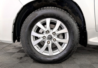 Подержанный автомобиль Toyota Land Cruiser Suv 2016 года (18 фото)