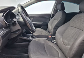 Подержанный автомобиль Kia Rio Sedan 2017 года (10 фото)