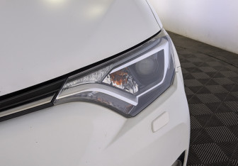 Подержанный автомобиль Toyota RAV4 2016 года (11 фото)