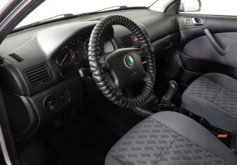 Подержанный автомобиль Skoda Octavia Liftback 2008 года (9 фото)