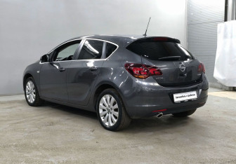 Подержанный автомобиль Opel Astra Hatchback 2011 года (7 фото)