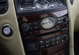 Подержанный автомобиль Infiniti QX50 2015 года (10 фото)