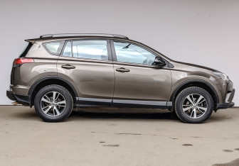 Подержанный автомобиль Toyota RAV4 2016 года (4 фото)