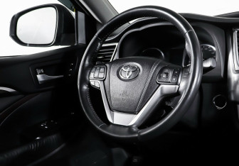 Подержанный автомобиль Toyota Highlander 2013 года (12 фото)