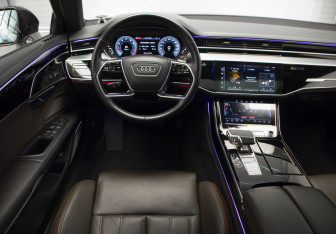 Подержанный автомобиль Audi A8 2022 года (9 фото)