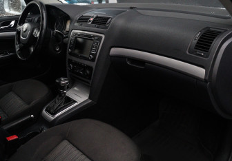 Подержанный автомобиль Skoda Octavia Liftback 2011 года (9 фото)
