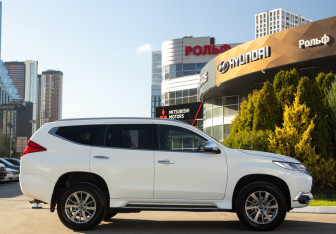 Подержанный автомобиль Mitsubishi Pajero Sport 2018 года (3 фото)