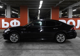 Подержанный автомобиль Infiniti Q70 2014 года (8 фото)