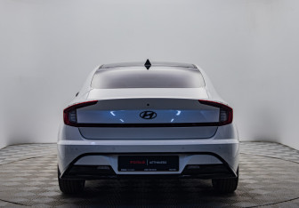 Подержанный автомобиль Hyundai Sonata 2021 года (4 фото)