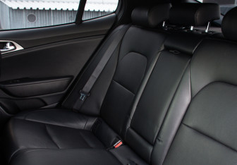 Подержанный автомобиль Kia Stinger 2019 года (17 фото)