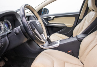 Подержанный автомобиль Volvo S60 2012 года (10 фото)