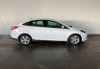 Подержанный автомобиль Ford Focus Sedan 2013 года (8 фото)