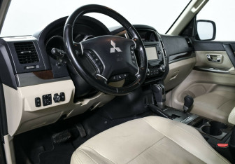 Подержанный автомобиль Mitsubishi Pajero 2017 года (8 фото)