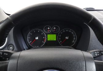 Подержанный автомобиль Ford Fusion 2006 года (11 фото)