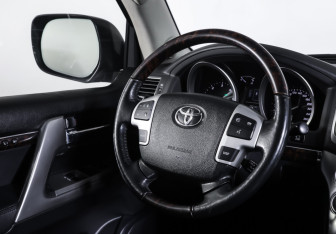 Подержанный автомобиль Toyota Land Cruiser Suv 2012 года (14 фото)