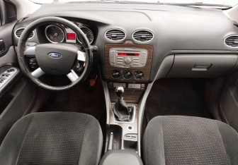 Подержанный автомобиль Ford Focus Hatchback 2009 года (9 фото)