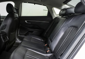 Подержанный автомобиль Hyundai Sonata 2019 года (10 фото)