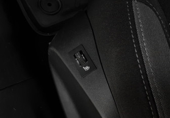 Подержанный автомобиль Peugeot 208 2013 года (17 фото)