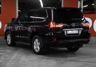 Подержанный автомобиль Lexus LX 2017 года (7 фото)