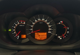 Подержанный автомобиль Toyota RAV4 2011 года (15 фото)