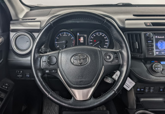 Подержанный автомобиль Toyota RAV4 2017 года (22 фото)