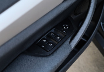 Подержанный автомобиль BMW X1 2014 года (13 фото)