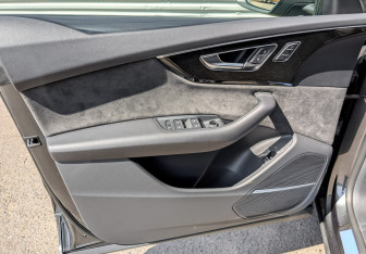 Подержанный автомобиль Audi Q8 2022 года (19 фото)
