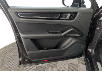 Подержанный автомобиль Porsche Cayenne 2019 года (19 фото)