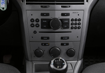 Подержанный автомобиль Opel Astra Sedan 2011 года (15 фото)
