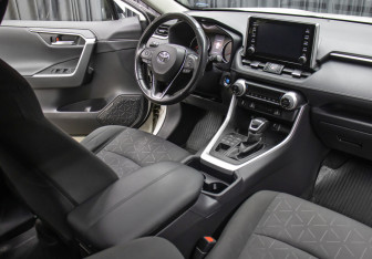 Подержанный автомобиль Toyota RAV4 2020 года (11 фото)