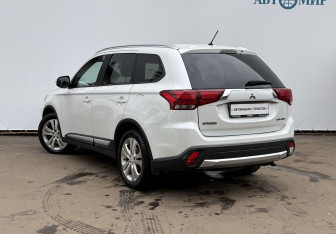 Подержанный автомобиль Mitsubishi Outlander 2016 года (7 фото)