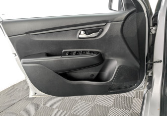 Подержанный автомобиль Kia Rio Hatchback 2021 года (19 фото)