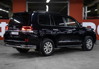 Подержанный автомобиль Toyota Land Cruiser Suv 2016 года (5 фото)
