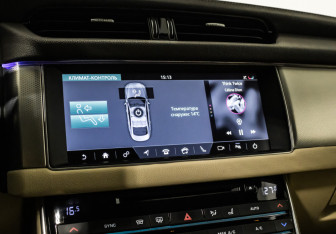 Подержанный автомобиль Jaguar XF Sedan 2017 года (20 фото)