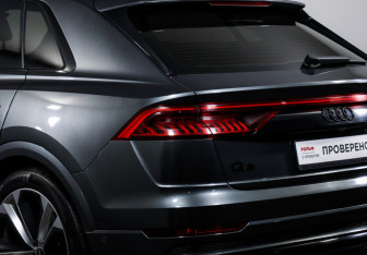 Подержанный автомобиль Audi Q8 2021 года (17 фото)