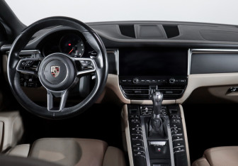 Подержанный автомобиль Porsche Macan 2019 года (12 фото)