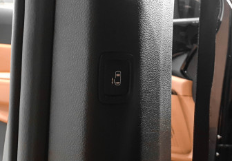Подержанный автомобиль Kia Carnival 2022 года (22 фото)
