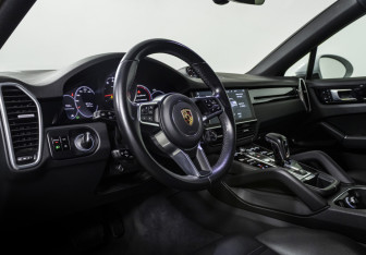 Подержанный автомобиль Porsche Cayenne 2019 года (15 фото)