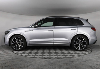 Подержанный автомобиль Volkswagen Touareg 2022 года (8 фото)
