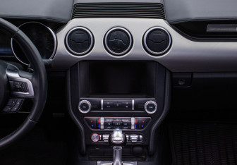 Подержанный автомобиль Ford Mustang Convertible 2020 года (17 фото)