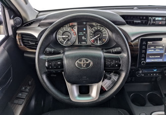 Подержанный автомобиль Toyota Hilux 2022 года (22 фото)