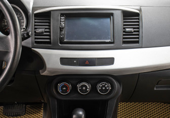 Подержанный автомобиль Mitsubishi Lancer Sedan 2011 года (15 фото)