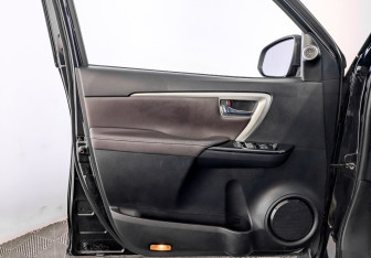 Подержанный автомобиль Toyota Fortuner 2018 года (19 фото)