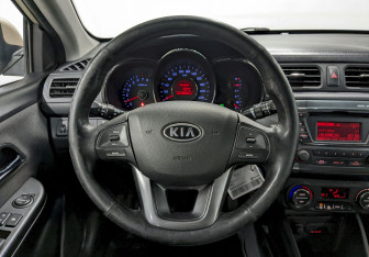 Подержанный автомобиль Kia Rio Sedan 2012 года (25 фото)