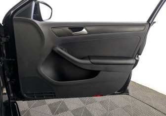 Подержанный автомобиль Volkswagen Jetta Sedan 2015 года (25 фото)