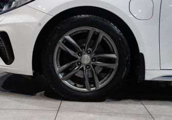 Подержанный автомобиль Kia Optima Wagon 2019 года (37 фото)